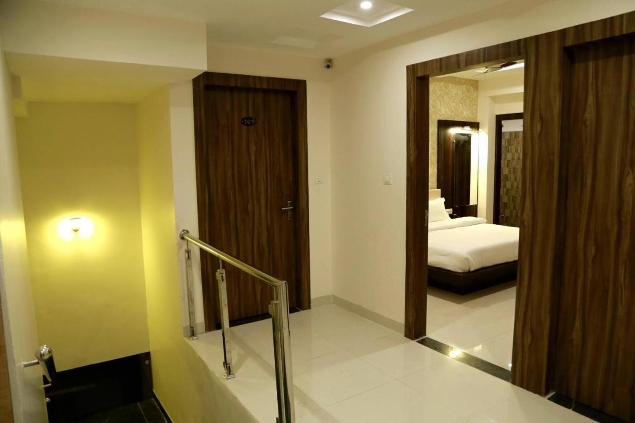 Hotel Kamad Giri,Удджайн Экстерьер фото