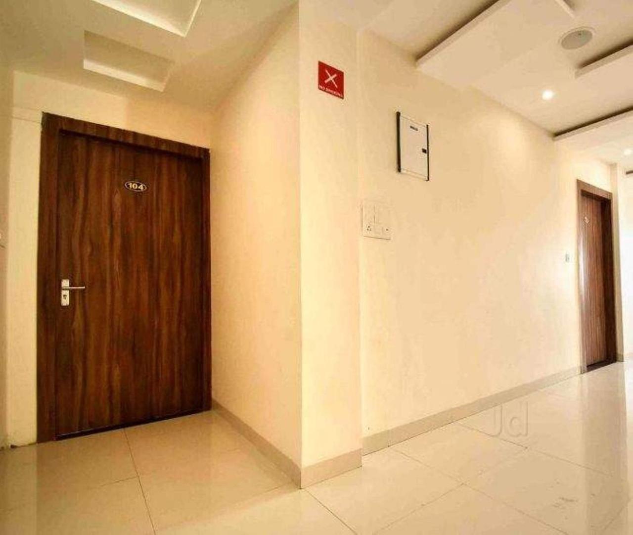 Hotel Kamad Giri,Удджайн Экстерьер фото