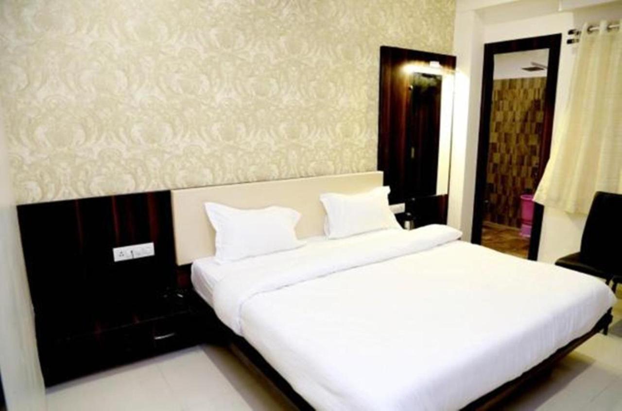 Hotel Kamad Giri,Удджайн Экстерьер фото