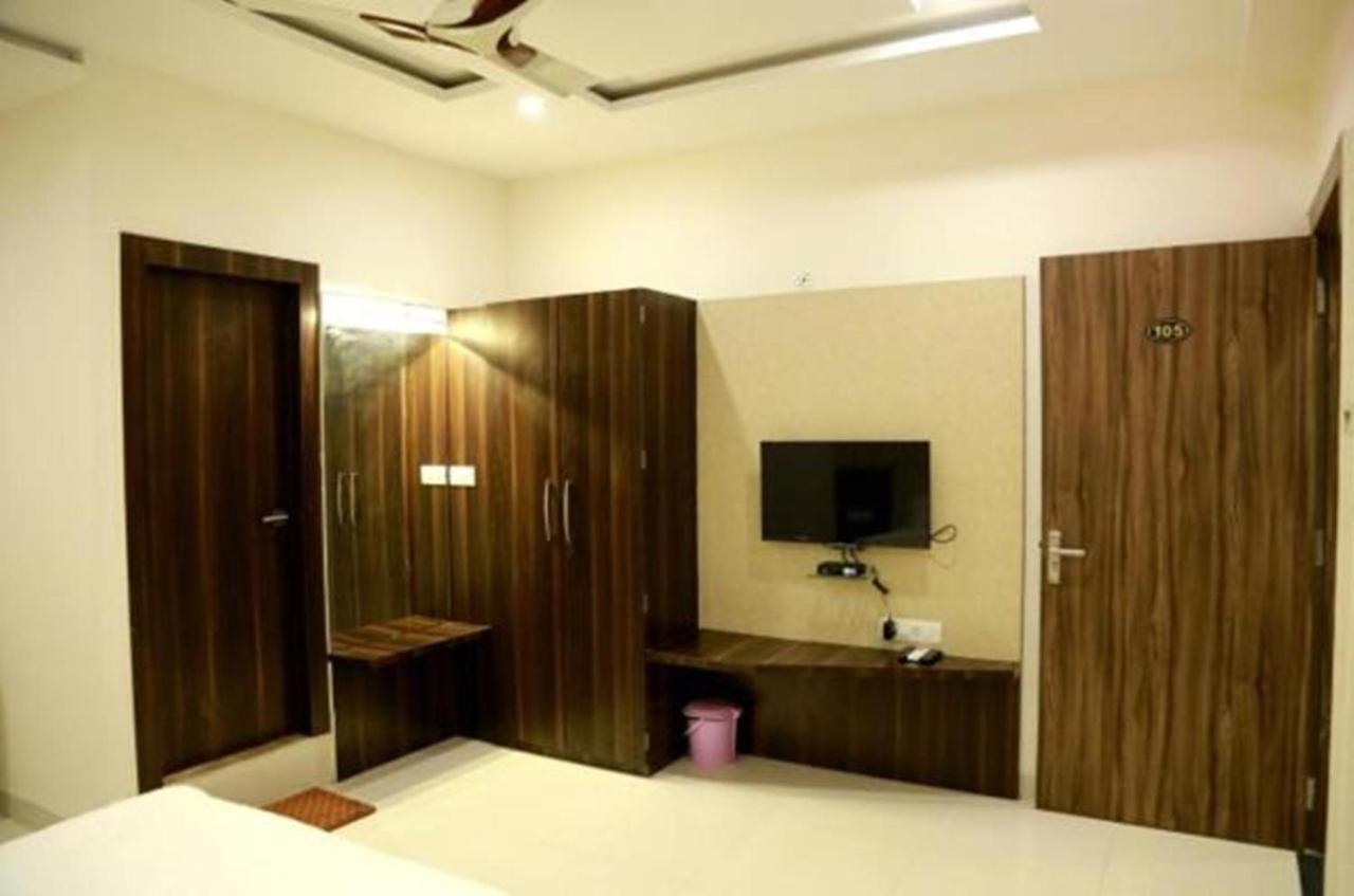 Hotel Kamad Giri,Удджайн Экстерьер фото